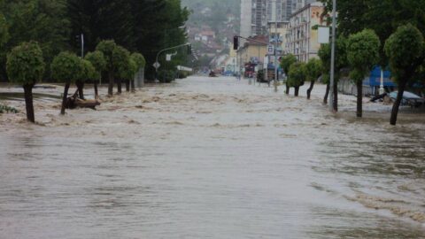 Participants of POINT 3.0 helping flood victims